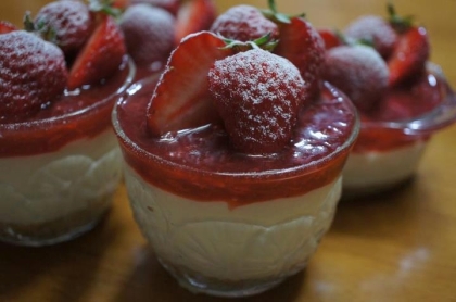 イチゴソースたっぷり冷やすだけのレアチーズケーキ