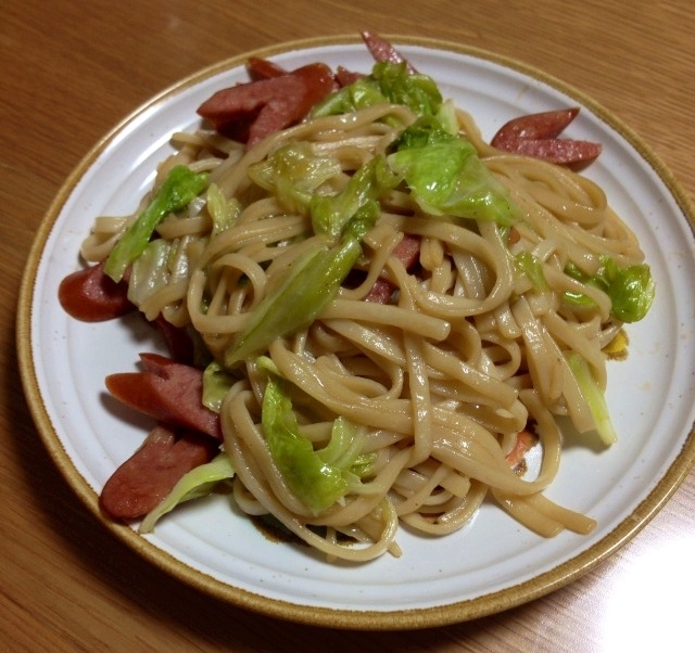 ウインナーとキャベツのバター醤油焼うどん