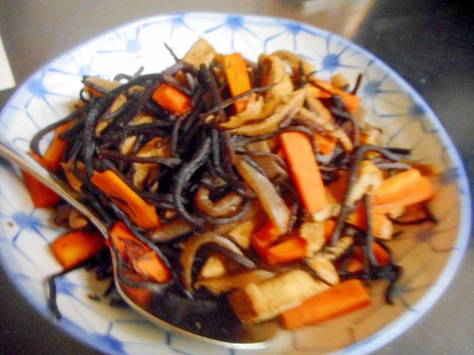 こんにゃくとひじきの麺つゆ煮