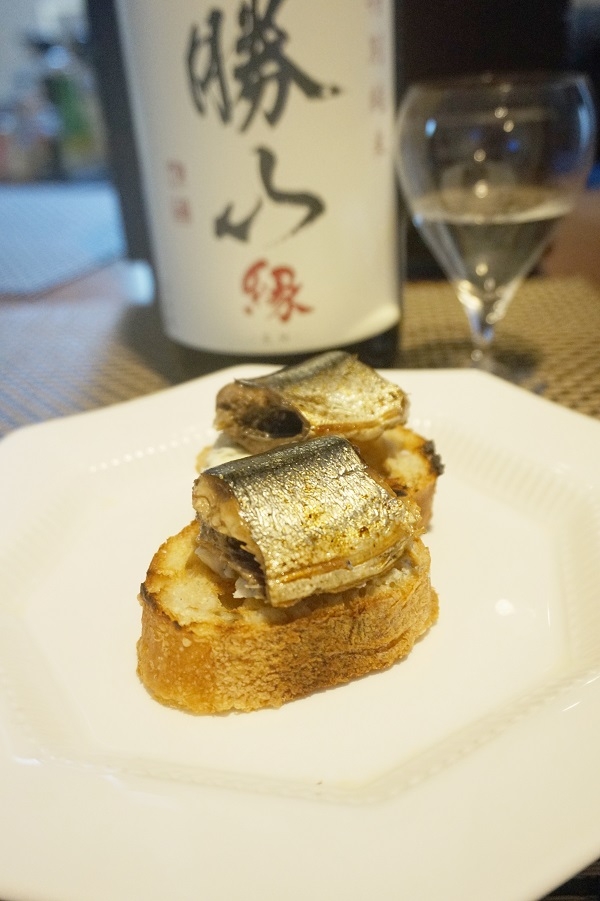 【北海道食材】秋刀魚燻製とブルーチーズのカナッペ