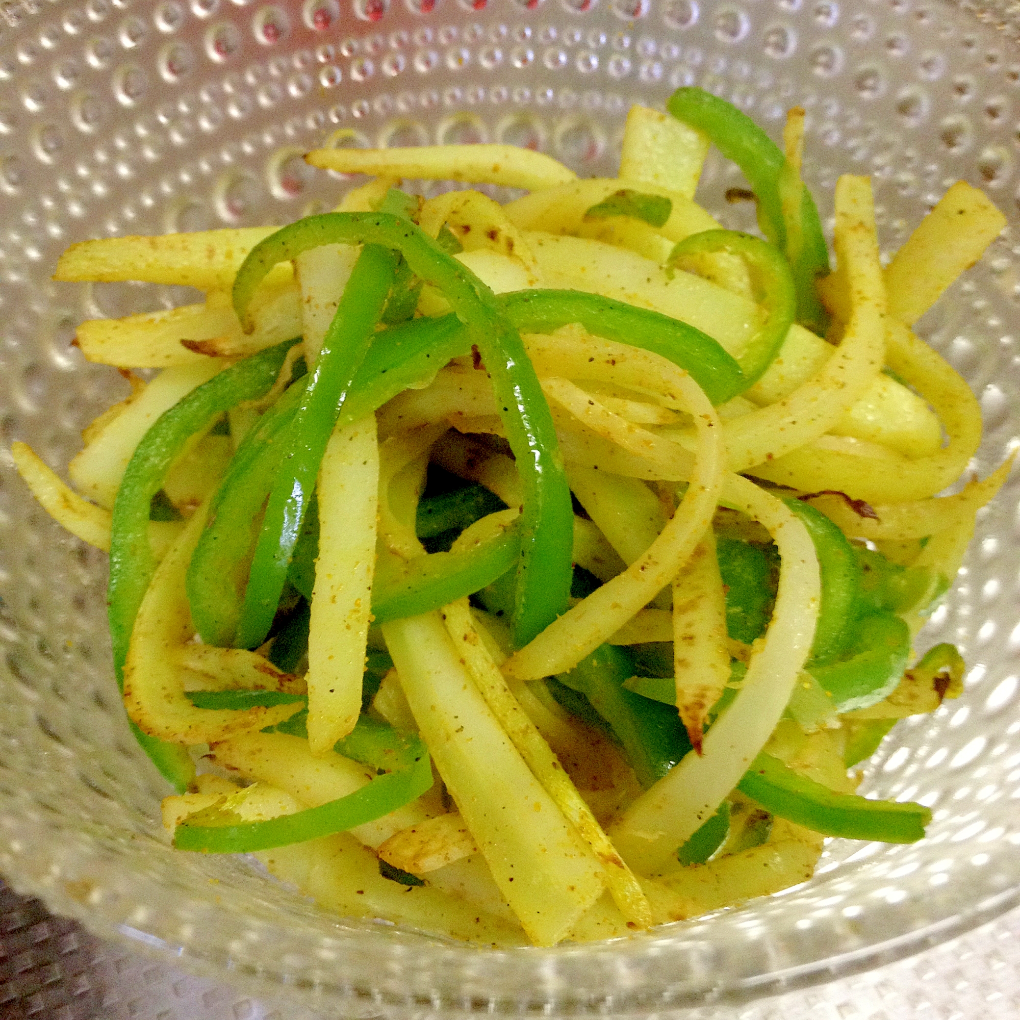 捨てない♪ロマネスコの芯とピーマンのカレー風味炒め