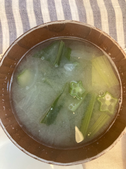 小松菜、おくら、わかめ、煮干しの味噌汁