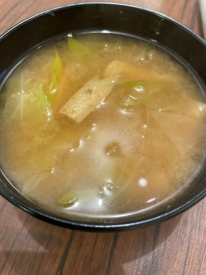 キャベツと油揚げの味噌汁