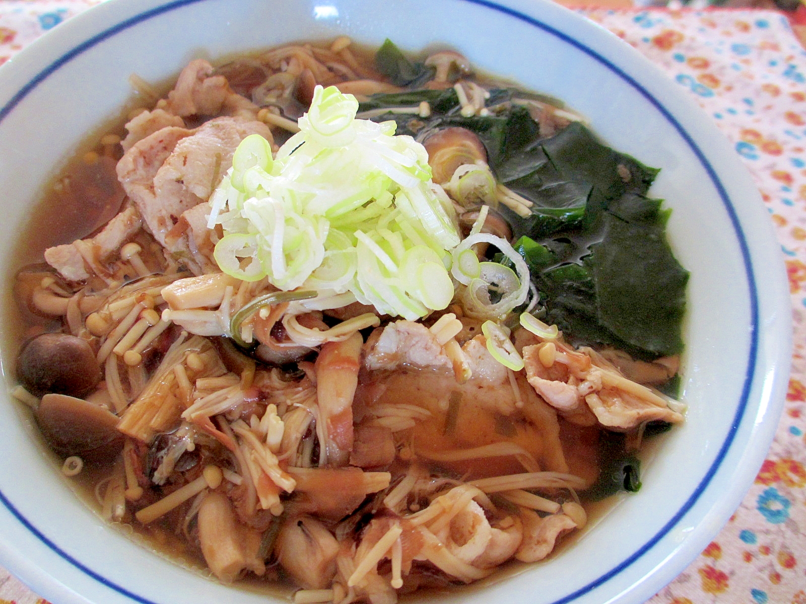 豚肉ワカメきのこのあったかいお蕎麦