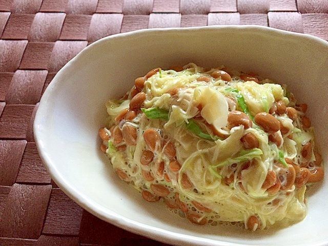 白い皿に盛り付けたキャベツ納豆