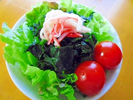 わかめとカニカマのサラダ