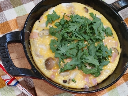 はい❢私はコチラ朝食にしめじハムにてゴメンナサイ〜春菊美味しぃ♪くせ物野菜バンザイ♪生でも加熱でも香りが残るからエライよね❣朝からとっても美味39です◡̈*✧