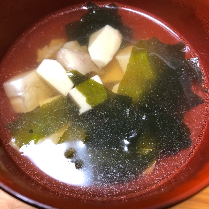 白だしを使って簡単に☆玉葱とワカメと豆腐のお吸い物