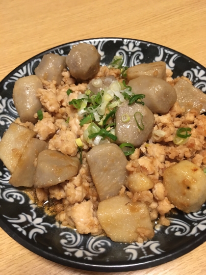 ご飯がススム美味しいおかずになりました。里芋のレシピのレパートリーが増えて嬉しいです〜アクセントにネギを散らしました。