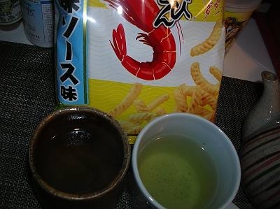 今夜はこれを食べたよ！最近スナック菓子依存病が発生していて昼も食べたしかなり危険！早く寝れるのが一番いいのにお茶とお菓子と夜更かしがデブの素！