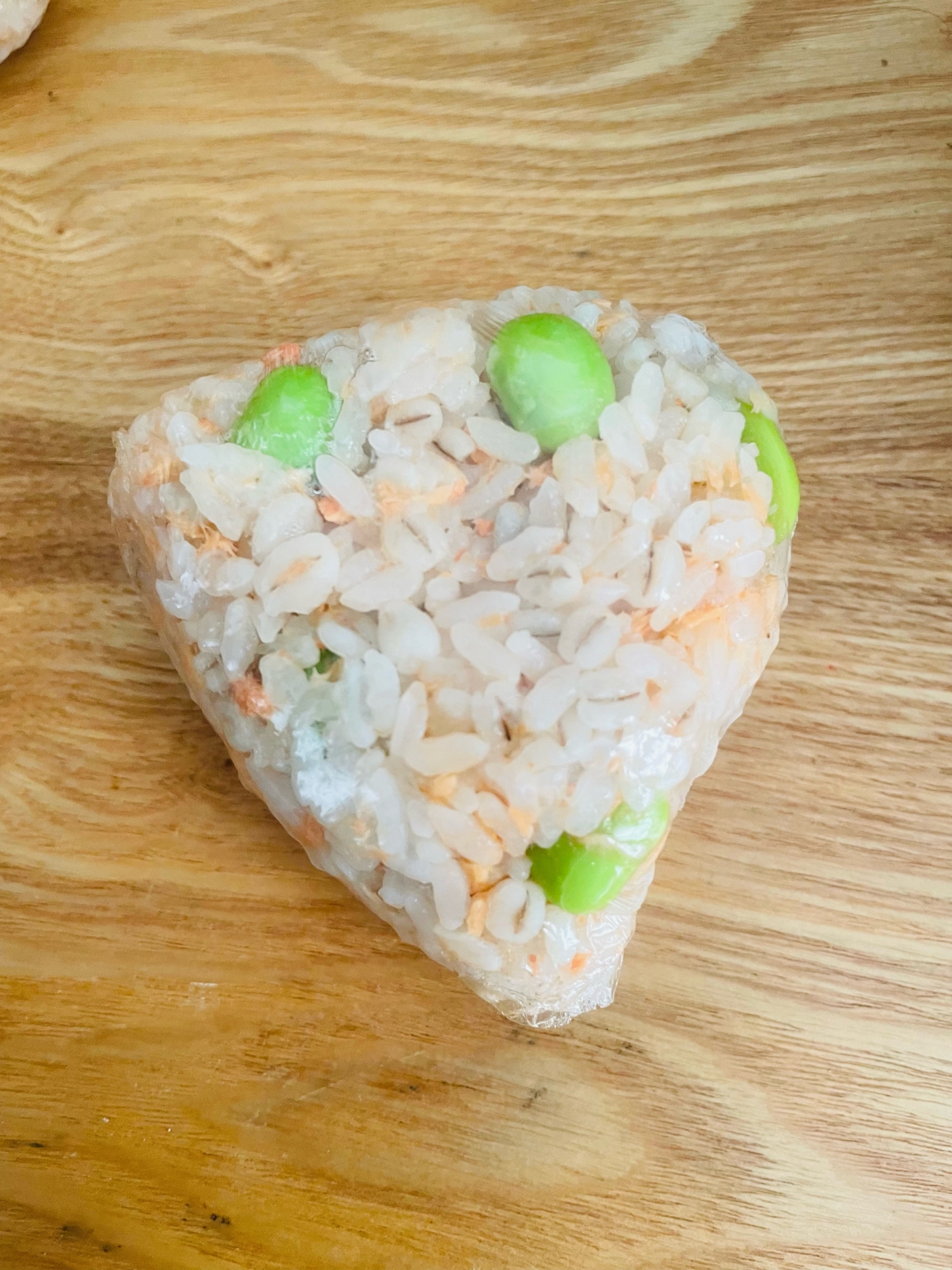 栄養ばっちり！鮭と枝豆のおにぎり