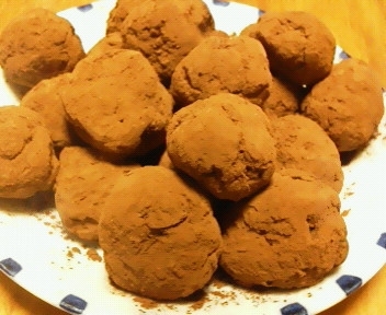 ココアをまぶしました！上手に丸く出来なかったけど味は美味しく出来ました～ヽ(`∀｀*)ノ今度はチョココーティングをやってみたいです！中にナッツやレーズンを入れて