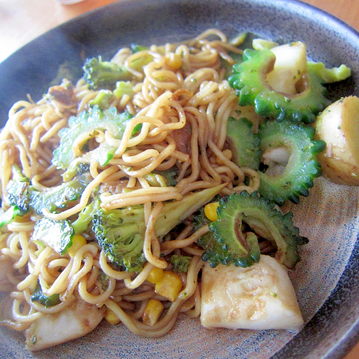 馬鈴薯と烏賊とゴーヤソース焼き蕎麦