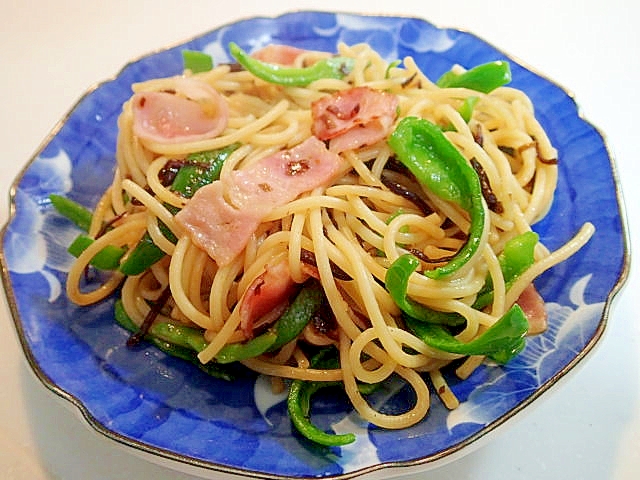 ベーコンとピーマンと昆布の佃煮のパスタ