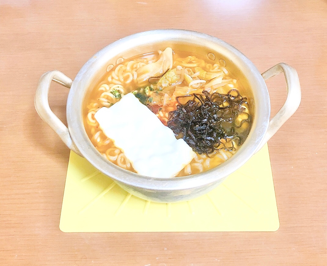 簡単⭐野菜とチーズ入り辛ラーメン