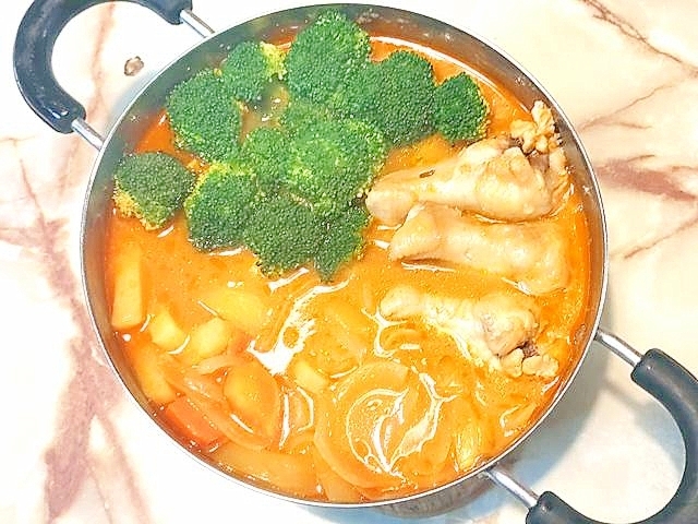 バターチキンカレー鍋スープで!手羽元と野菜の鍋♪