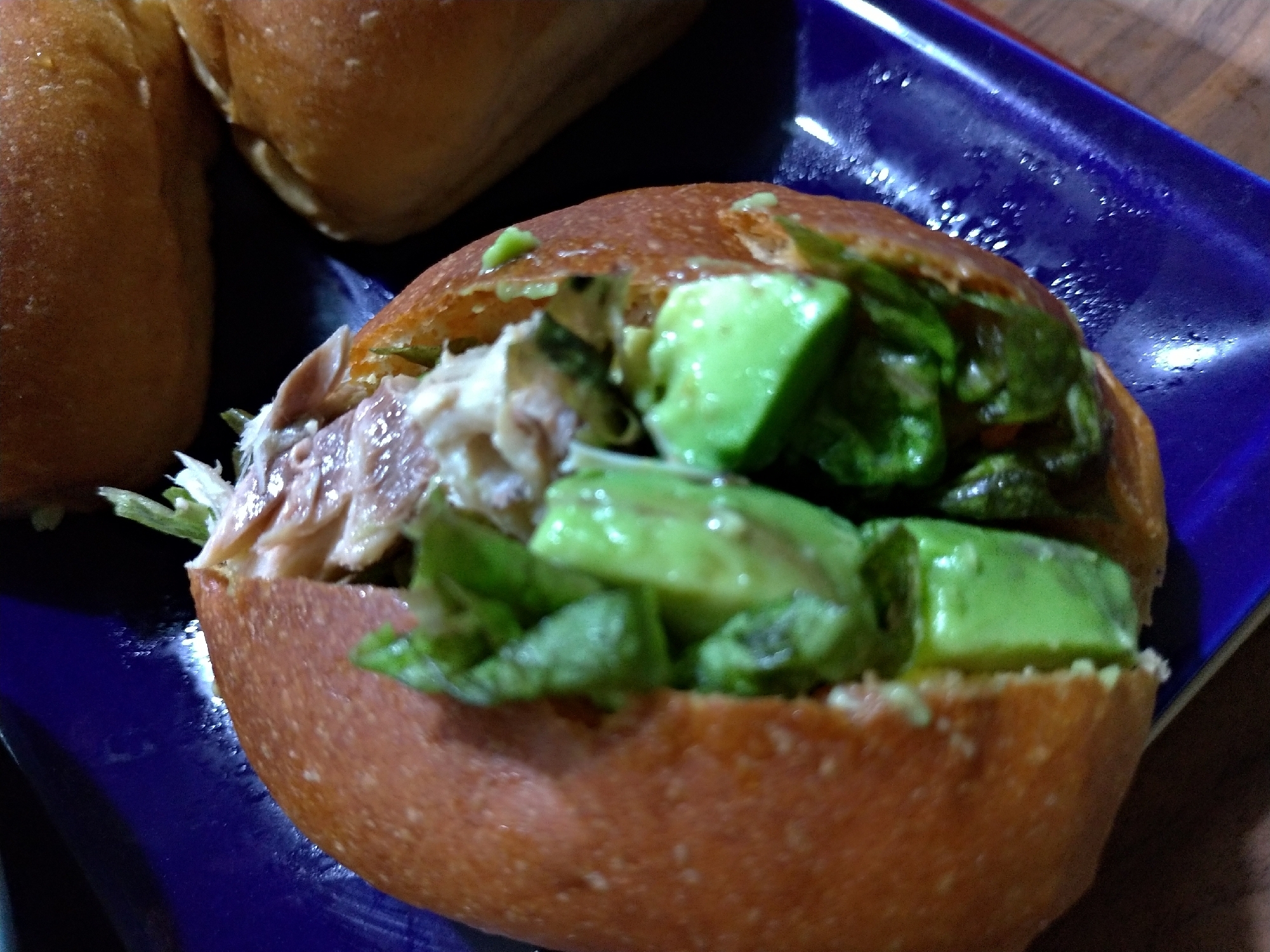 アボカドとサバのサンドイッチ