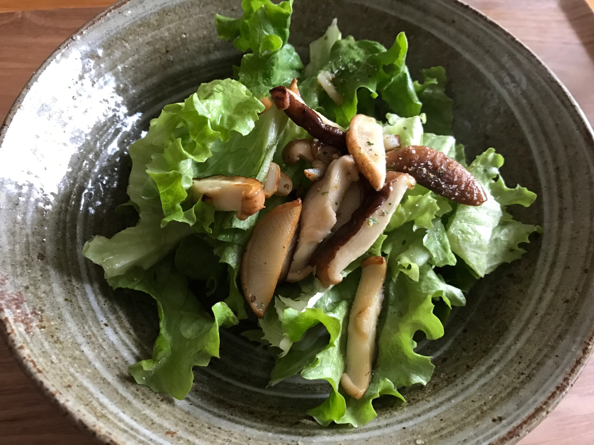 レタスと炒め椎茸のガーリックチーズサラダ