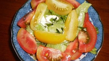 トマトとレタスの簡単サラダ