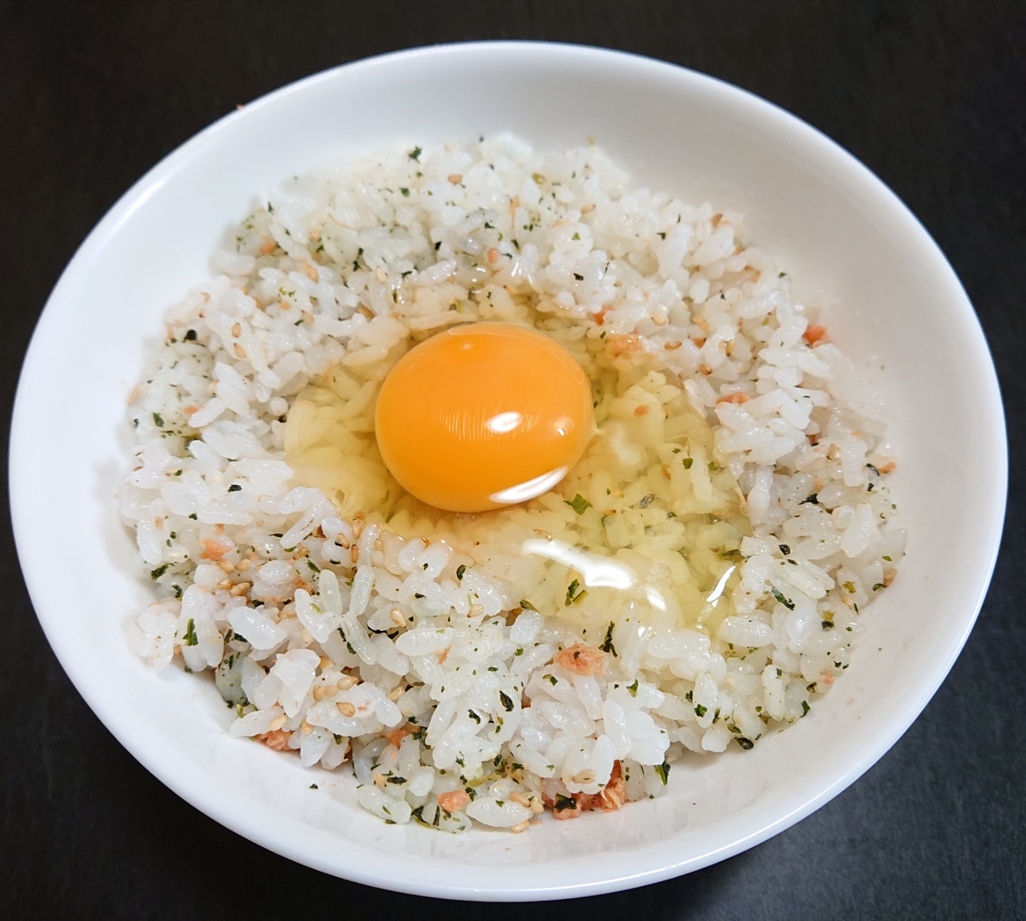 三島のしげきと鮭フレークの卵かけご飯
