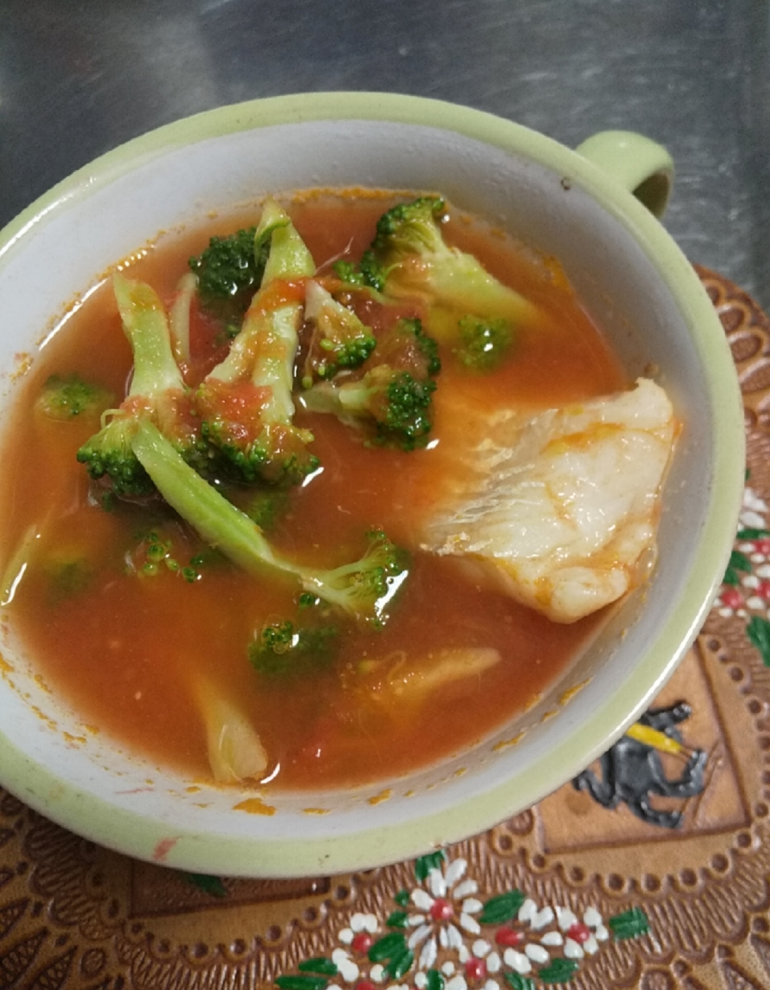 白身魚とブロッコリーのトマトスープ