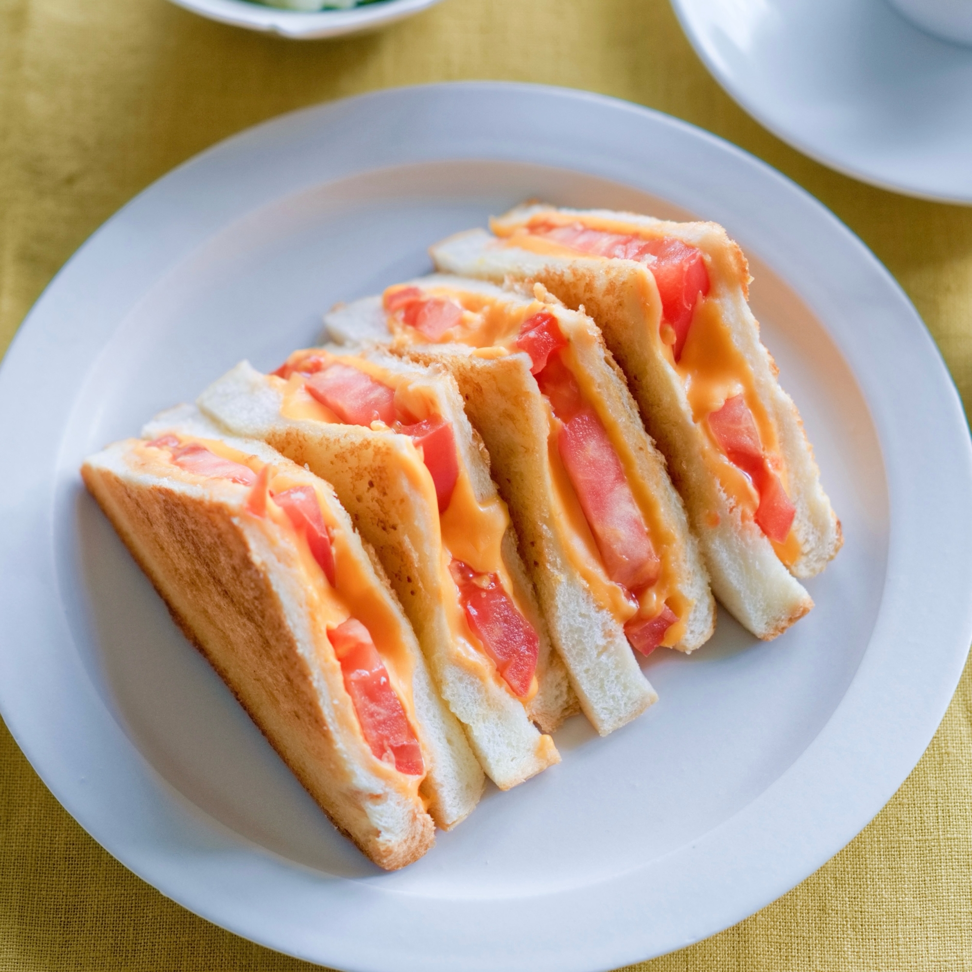 トマトとチェダーチーズのホットサンド