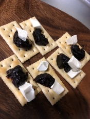 ワインに合うつまみ プルーンクラッカー レシピ 作り方 By 鷹cook 楽天レシピ