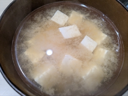 白味噌で作るお豆腐とワカメのお味噌汁