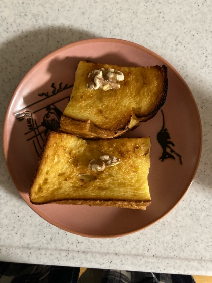 フレンチトースト 生クルミのせて