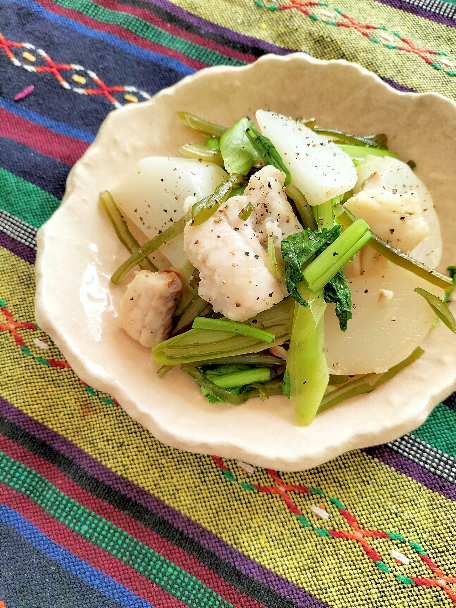 大人の冬おかず♩真鱈とかぶの茎わかめ炒め蒸し♩