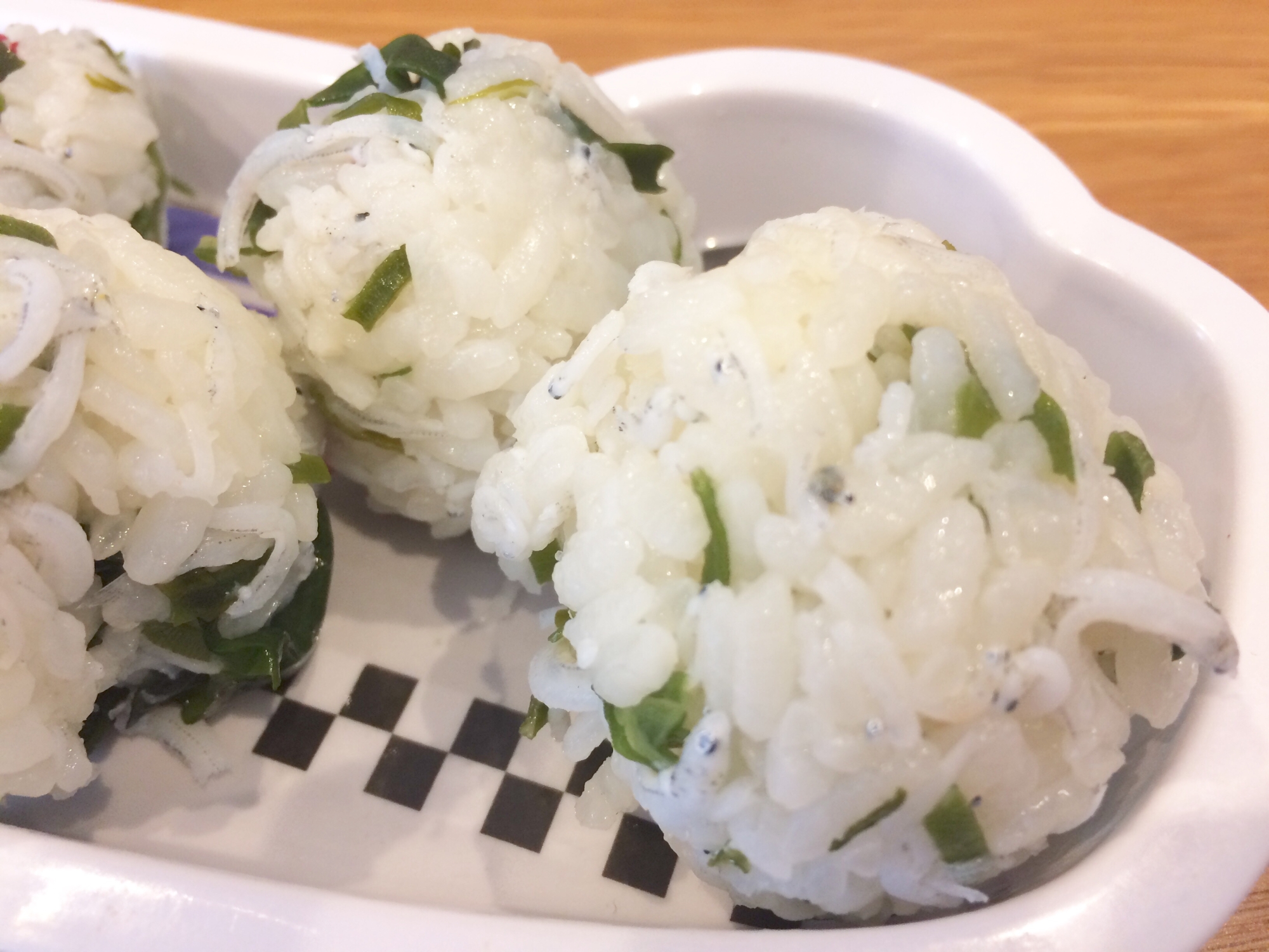 幼児食！ワカメとしらすのおにぎり