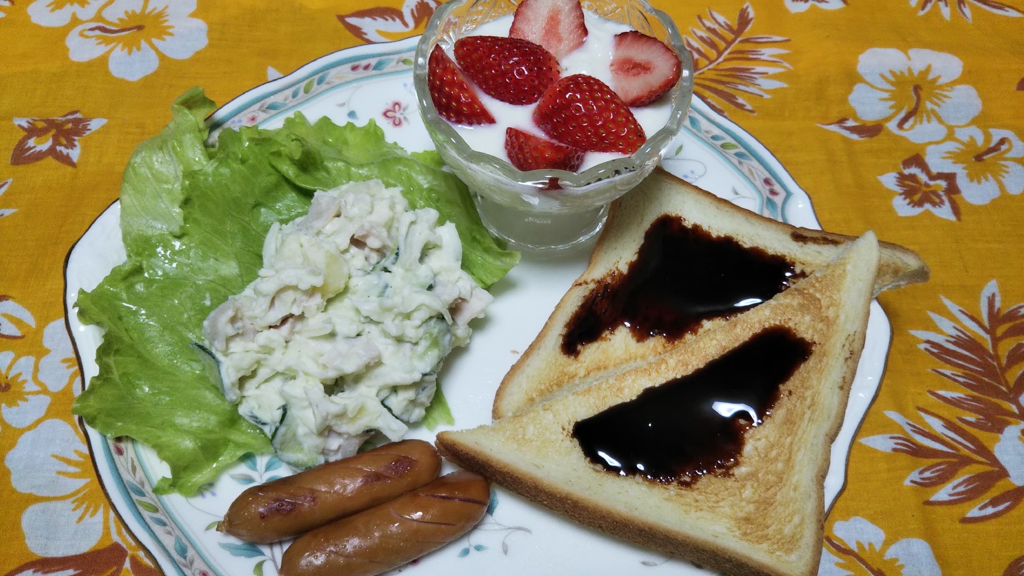 ポテトサラダとトーストとヨーグルトとウインナー☆