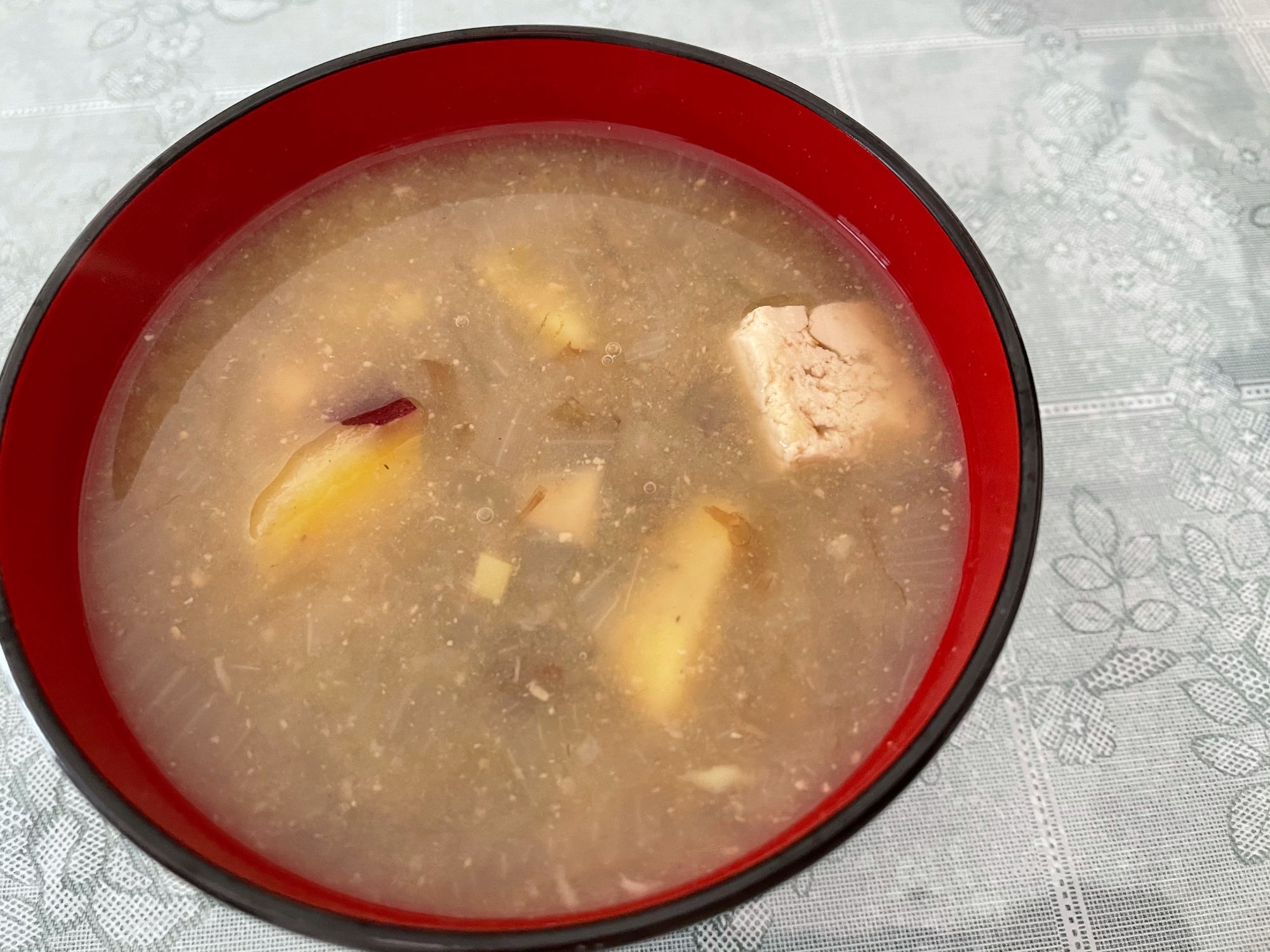 ほっこり♪さつまいもと玉ねぎ、お豆腐のお味噌汁