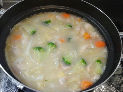 野菜たっぷりでお鍋にいっぱい作りました。春野菜をたっぷり食べられていいですね！ごちそうさまです＾＾