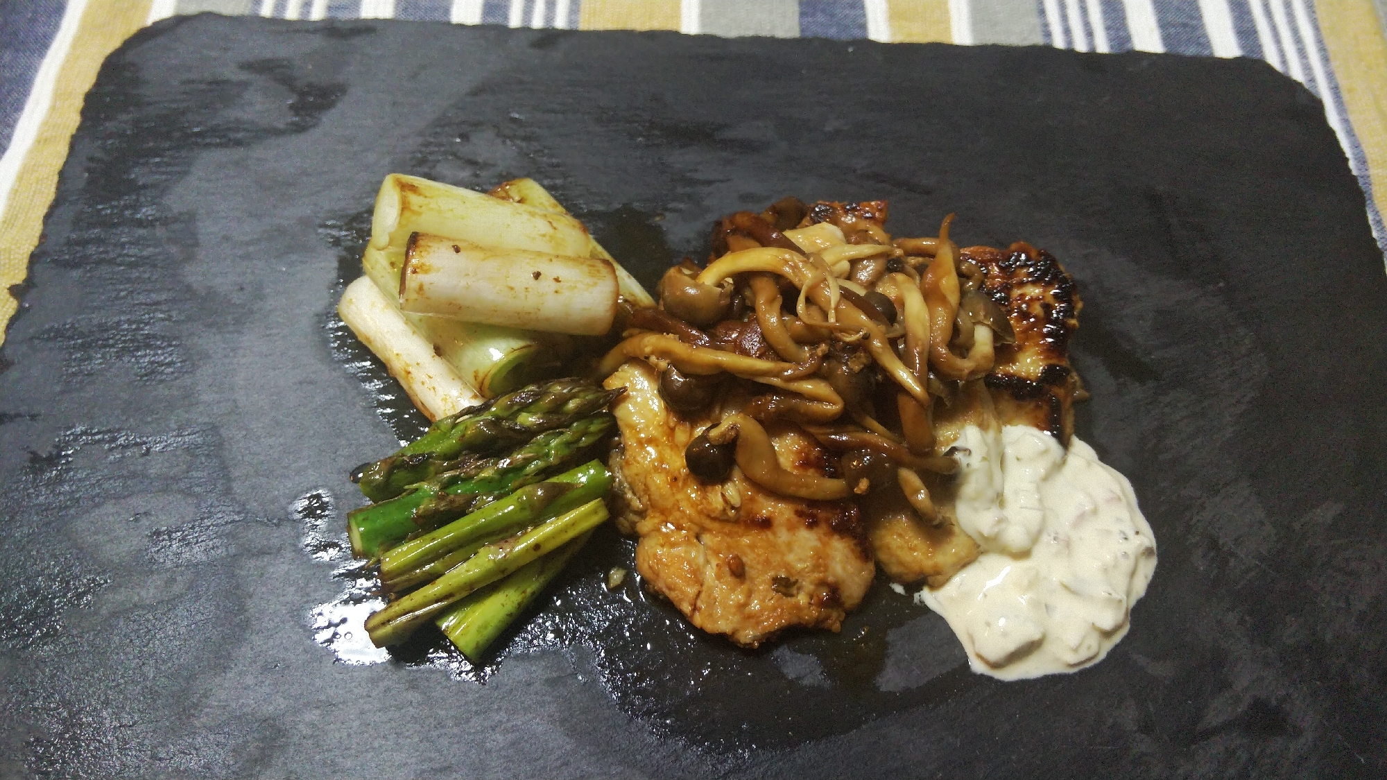 夕飯に！簡単ジューシー！鶏むね肉とネギの醤油麹焼き