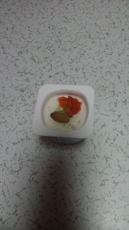 胡桃の代わりにアーモンドを入れたよ（謝）手作り柿ジャムを作ったんだけど甘くて美味しい～ヨーグルトにピッタリね♥ご馳走様でした～