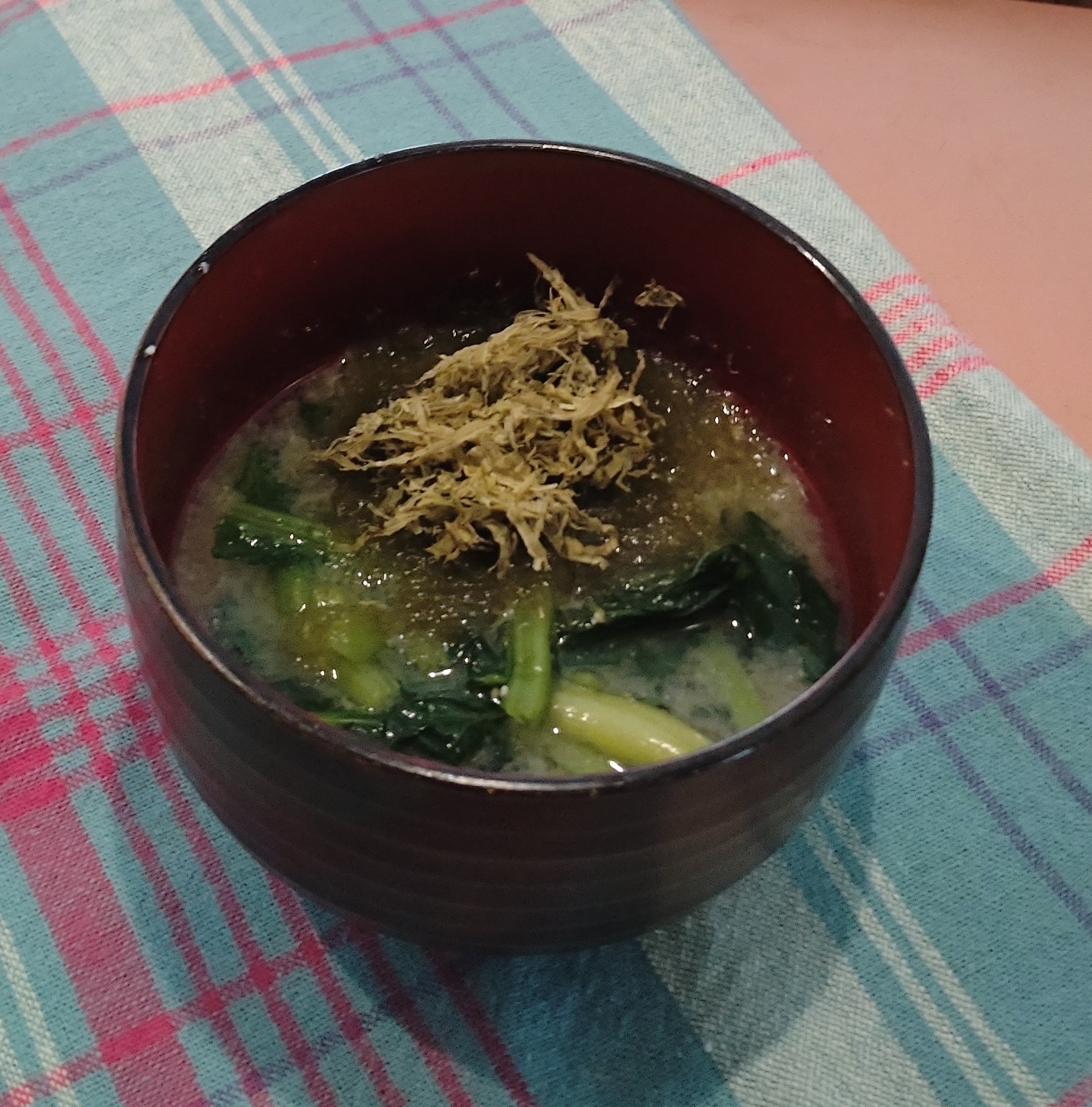 とろろ昆布と小松菜の味噌汁