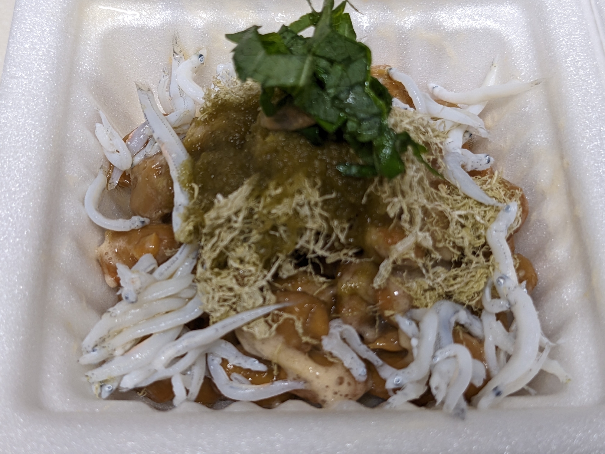とろろ昆布としらすの納豆に酢醤油がけ