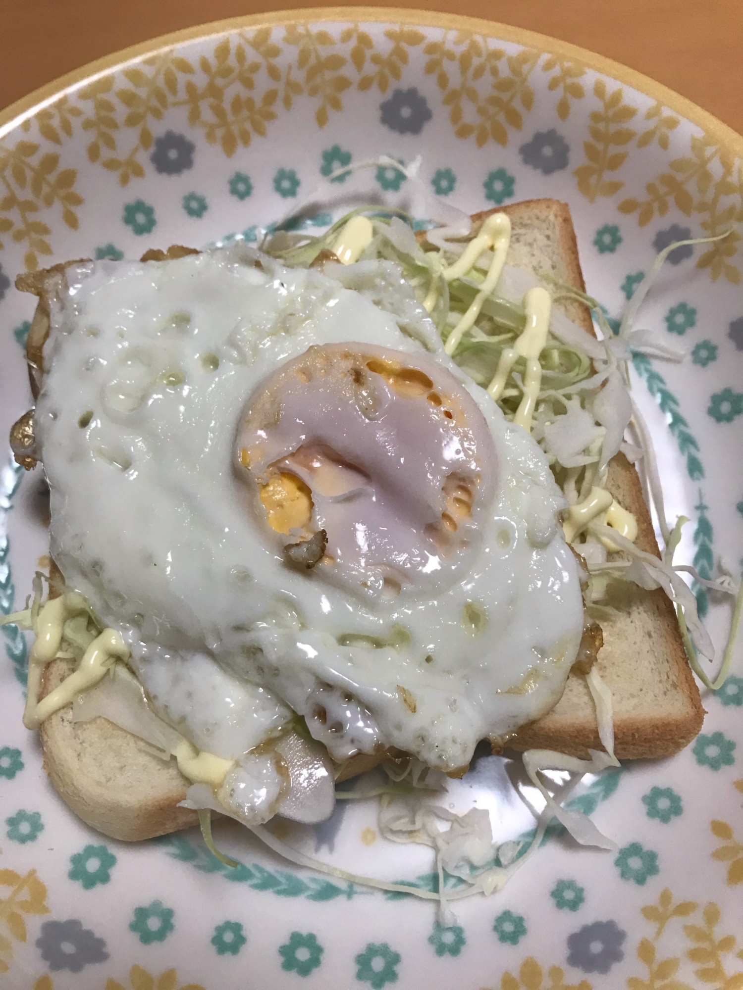 目玉焼きキャベツのっけトースト