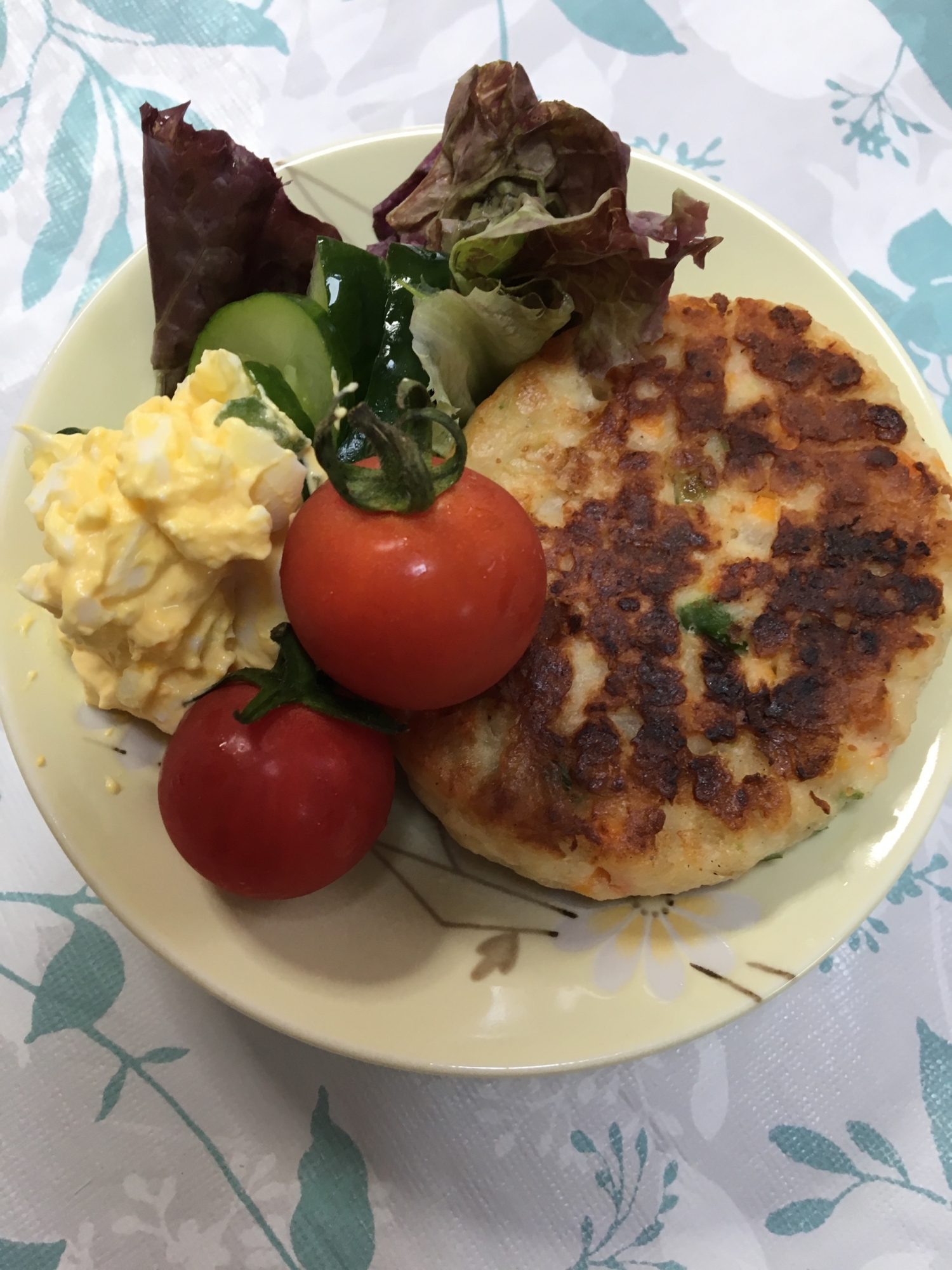 市販の豆腐ハンバーグと玉子サラダ添え(*^^*)☆