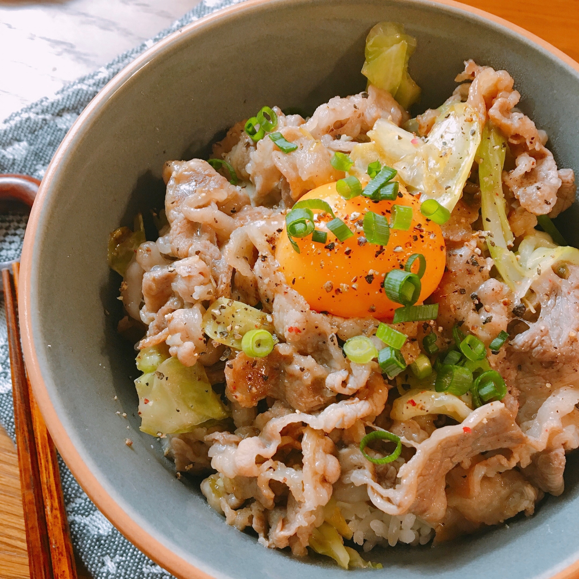 フライパンひとつで簡単♡きざみねぎ塩牛丼