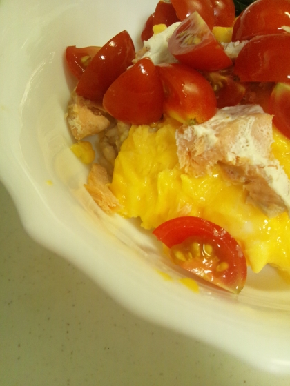 【簡単朝ごはん】ふわとろ卵と鮭とトマトのっけごはん