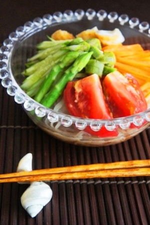 夏のビタミンチャージ、野菜づくしの冷麺