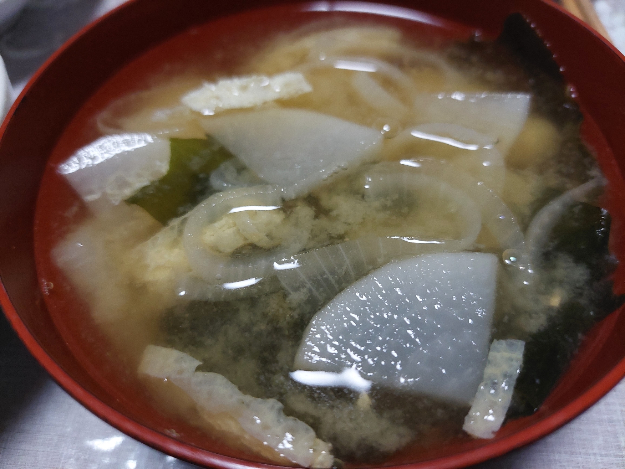 大根 玉ねぎ わかめ 油揚げのお味噌汁