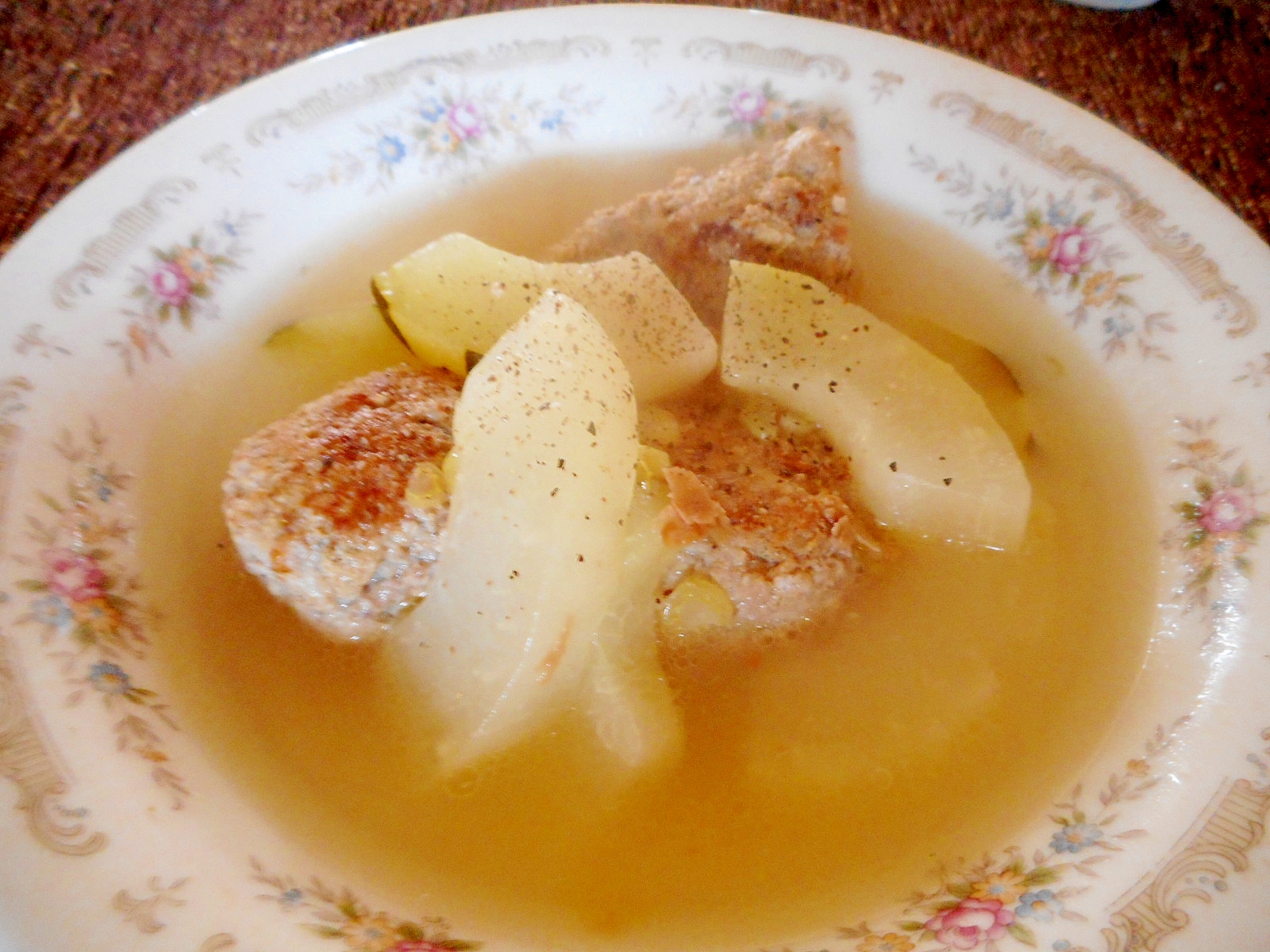 花柄の器に盛られたはぐら瓜の肉団子スープ