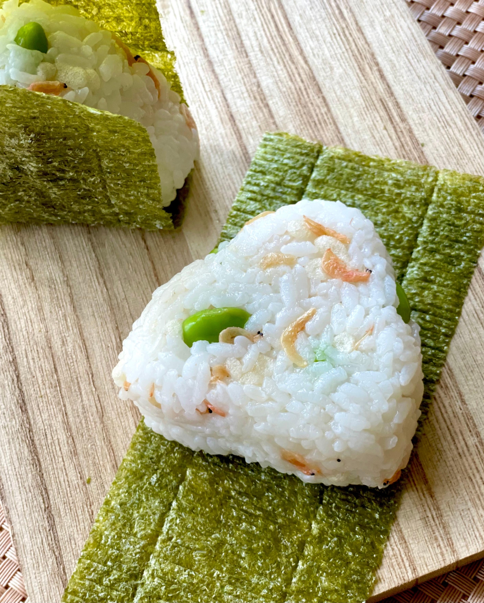 桜エビと枝豆・揚げ玉入り♡カラフル可愛いおにぎり