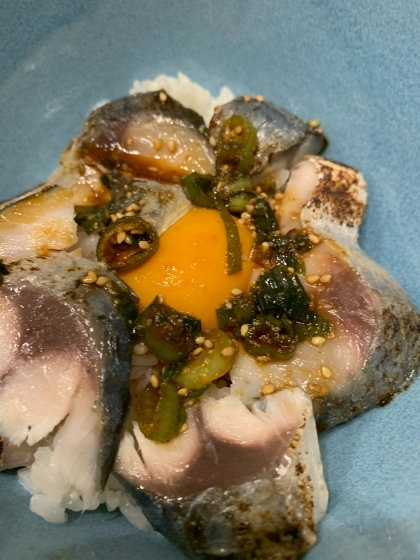 しめ鯖を黄身とゴマ醤油と柚子をちらしてしめ鯖丼☆