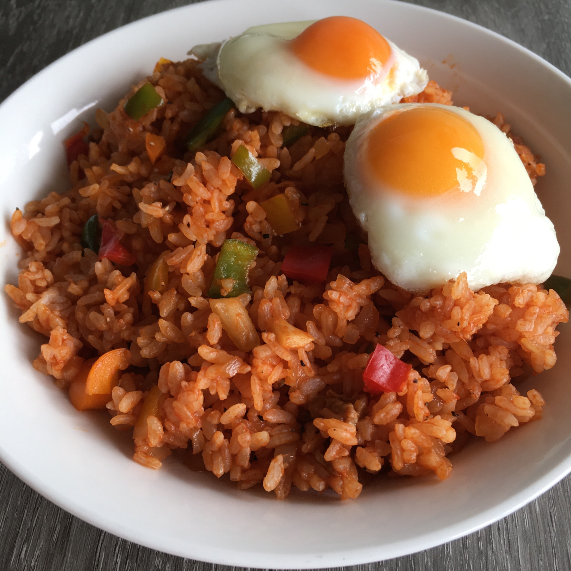 パプリカのケチャップライスde目玉焼き添え♪