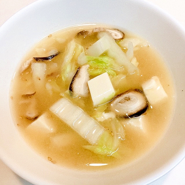 白菜と椎茸と豆腐の☆胡麻入り味噌汁