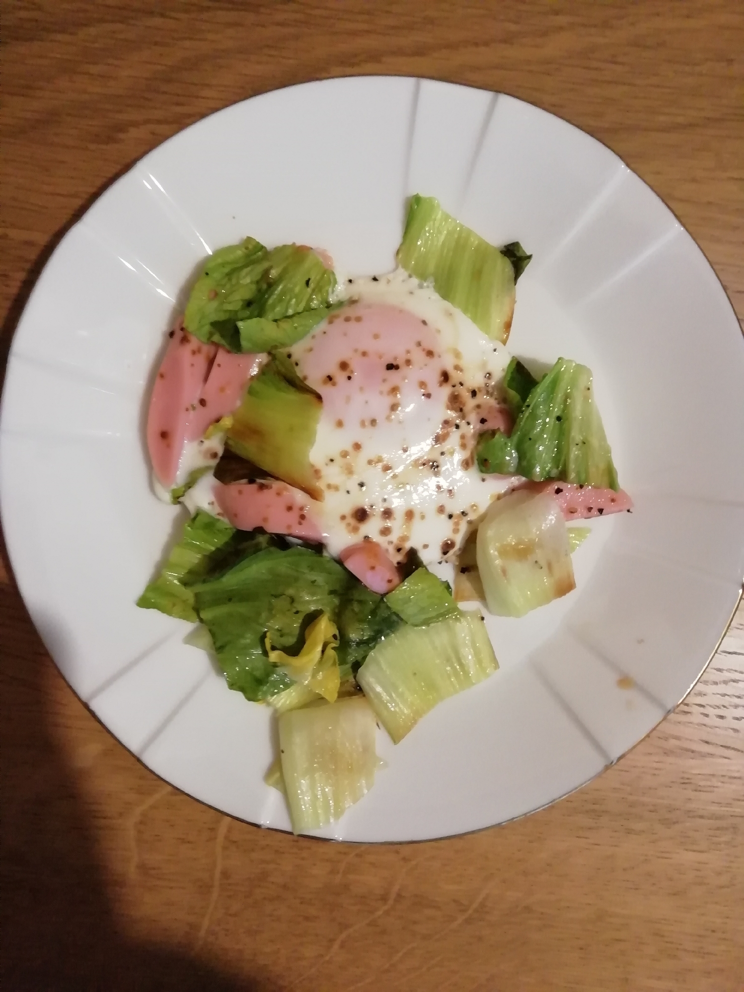 目玉焼き青梗菜魚肉ソーセージ